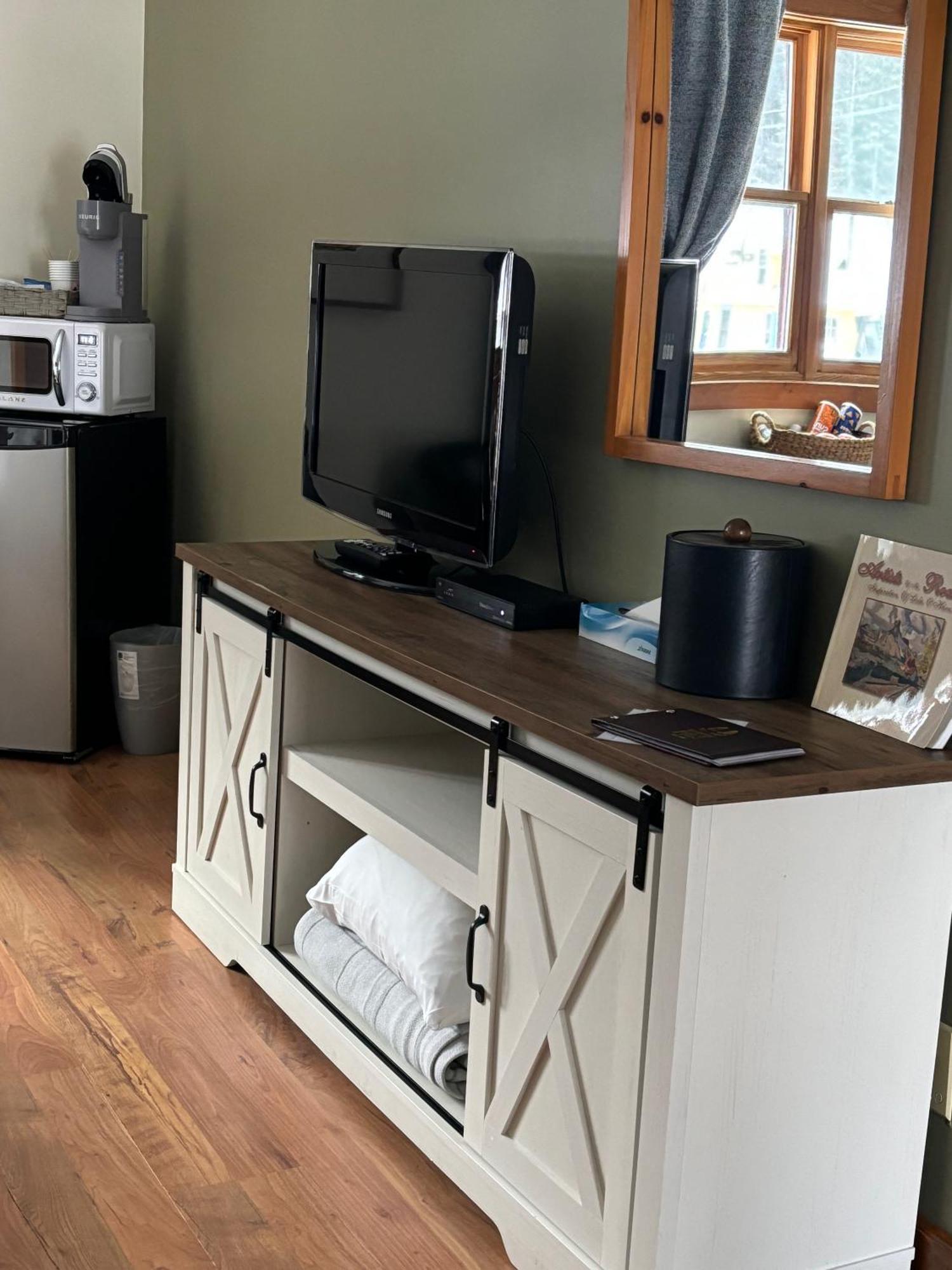 Truffle Pigs Lodge Филд Экстерьер фото
