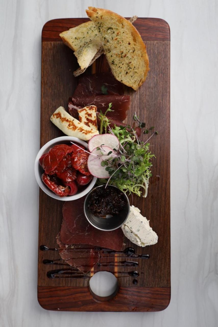Truffle Pigs Lodge Филд Экстерьер фото