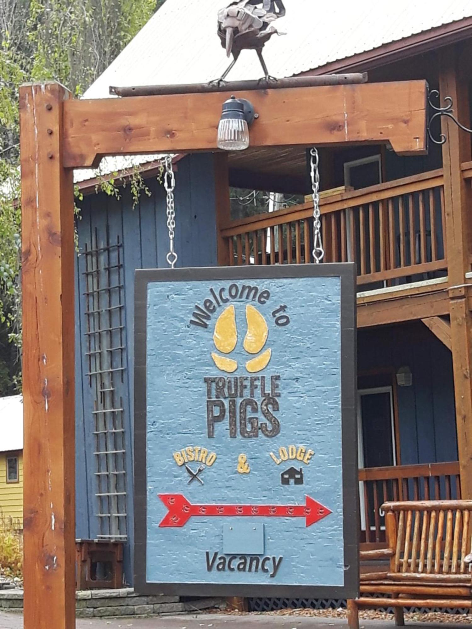 Truffle Pigs Lodge Филд Экстерьер фото